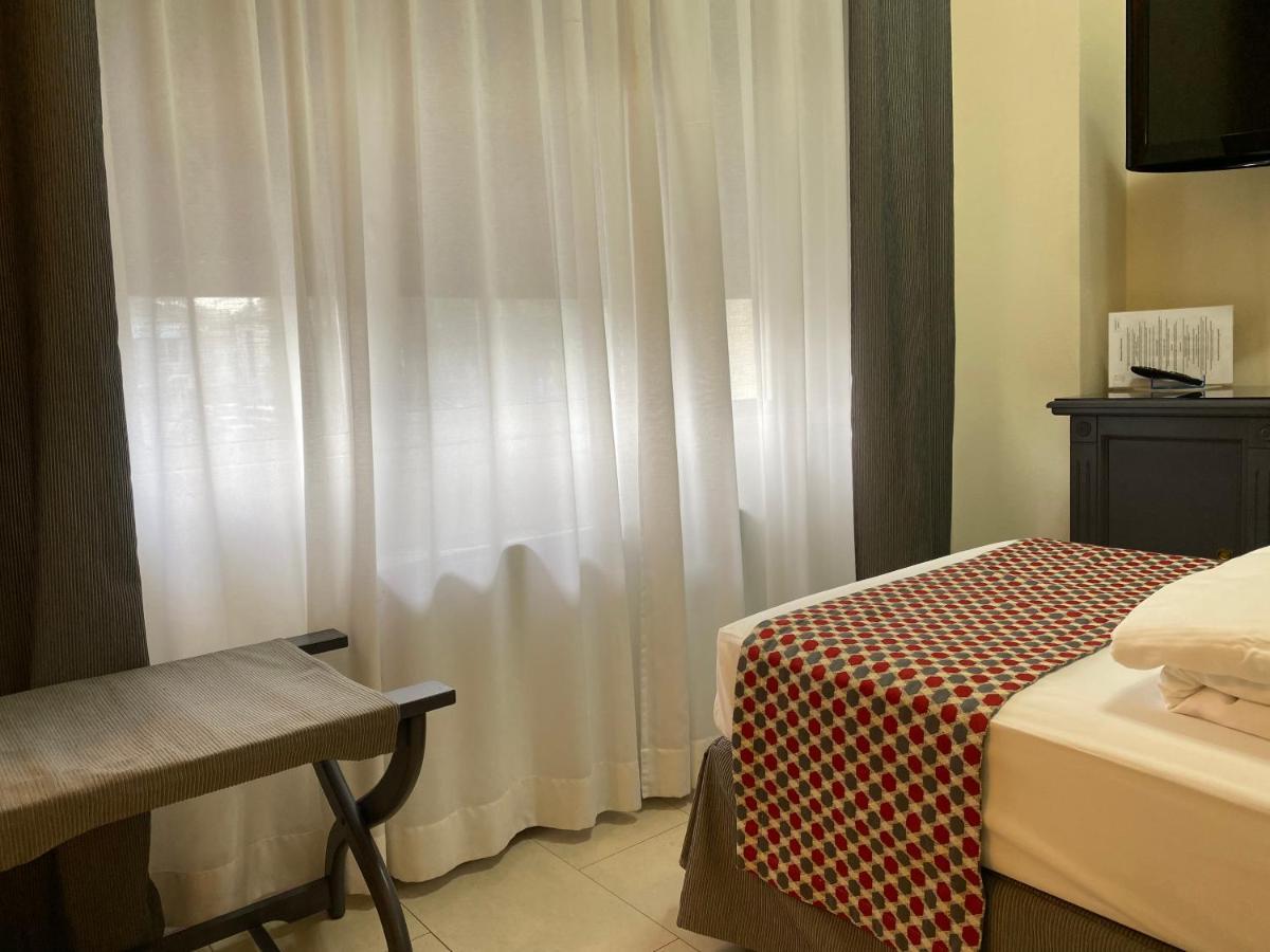 Hotel Estee Desenzano del Garda Exterior foto