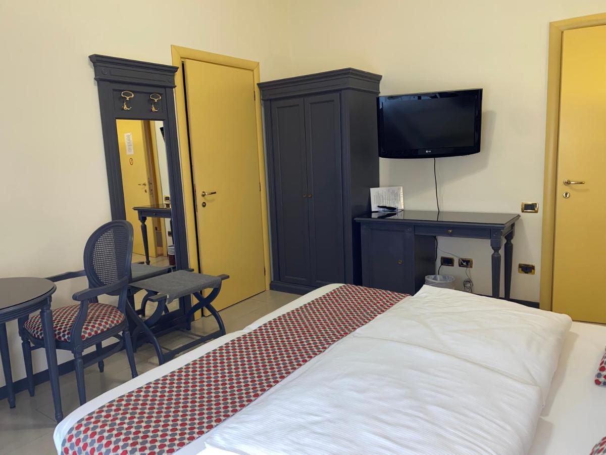 Hotel Estee Desenzano del Garda Exterior foto