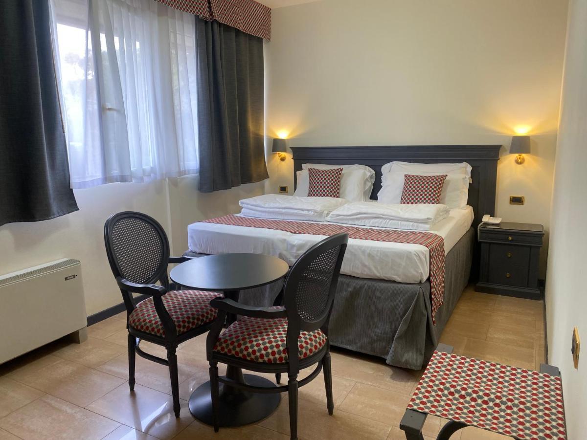 Hotel Estee Desenzano del Garda Exterior foto