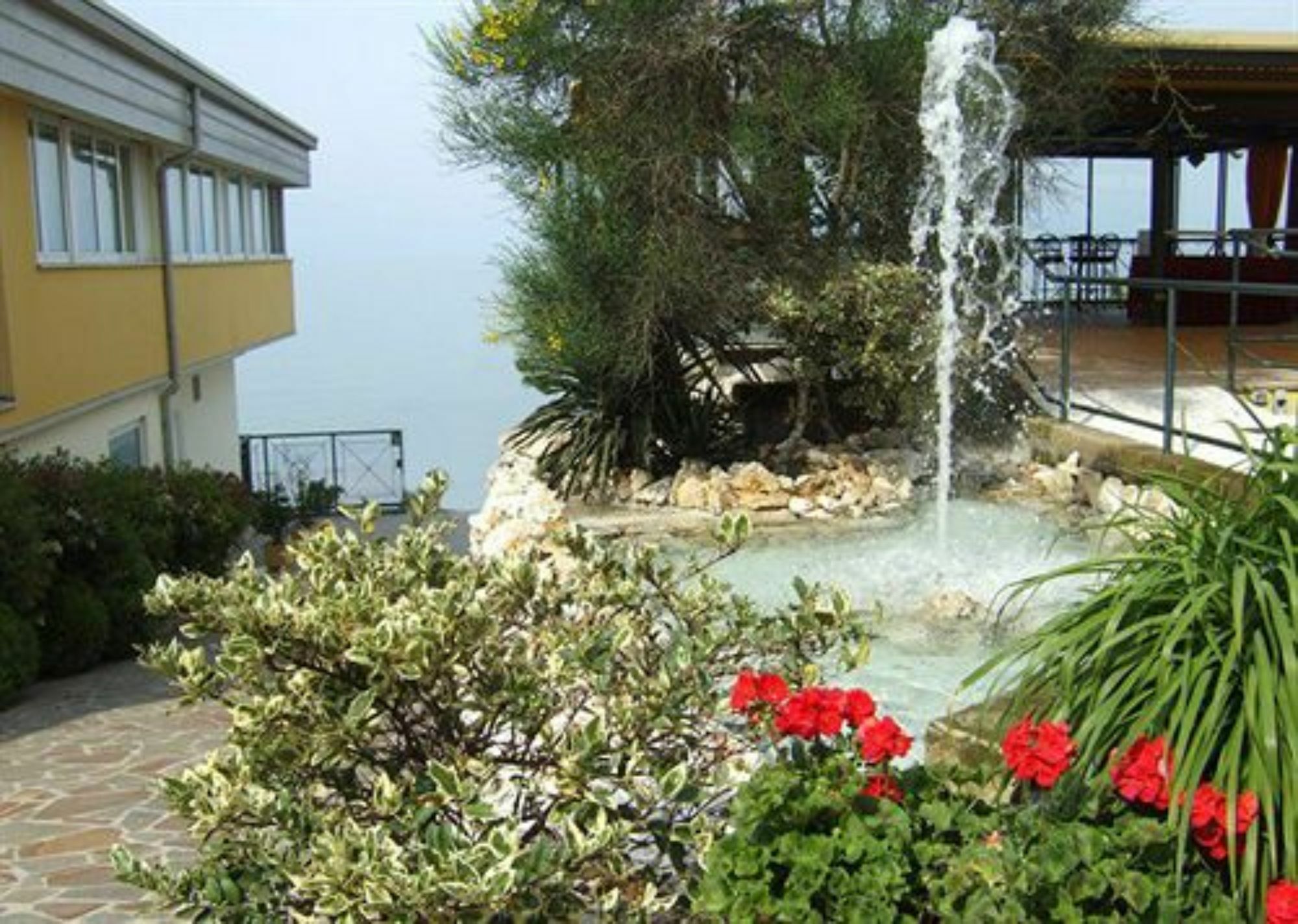 Hotel Estee Desenzano del Garda Exterior foto